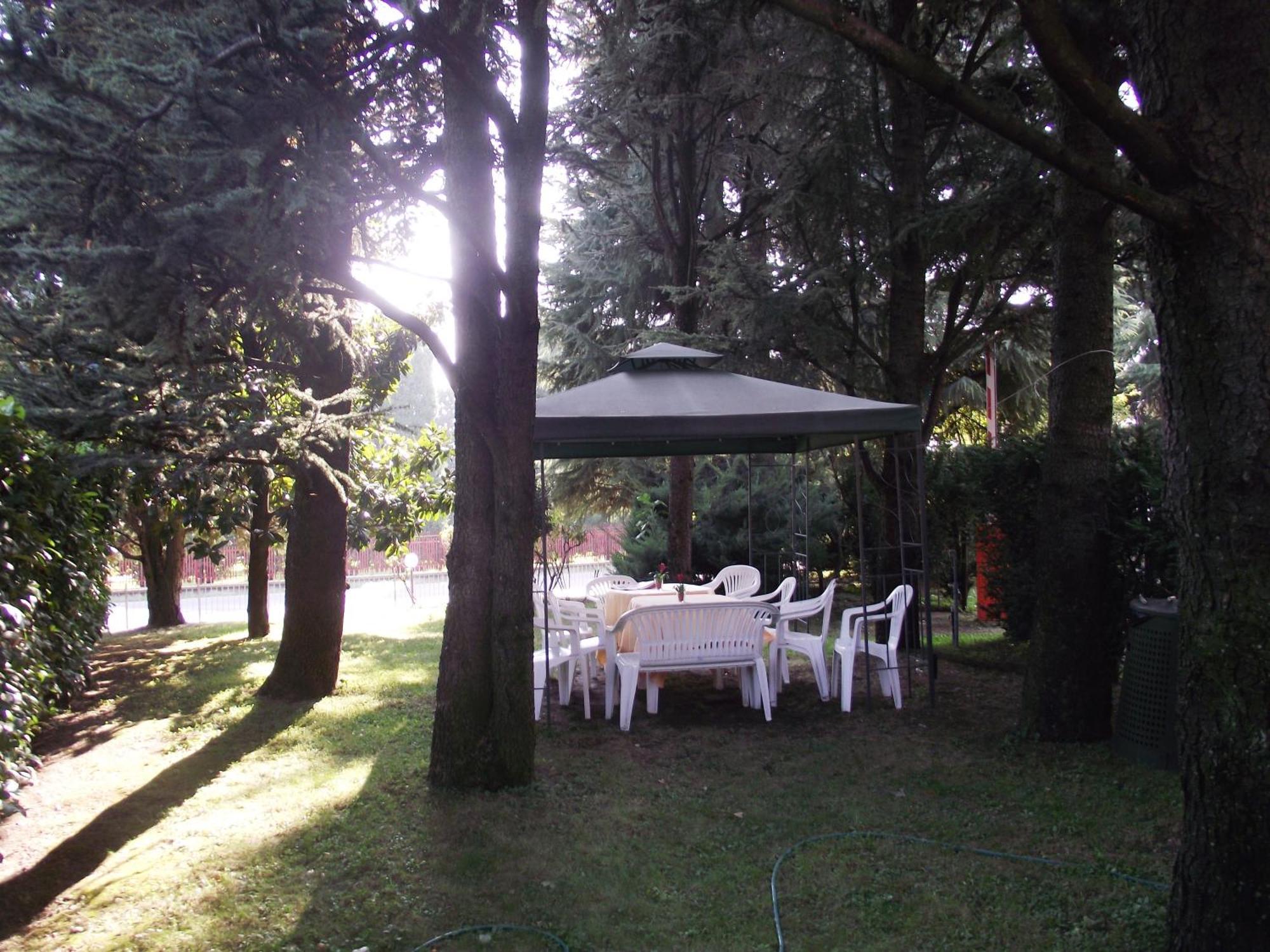 Hotel Motel Ovest Vittuone Bagian luar foto