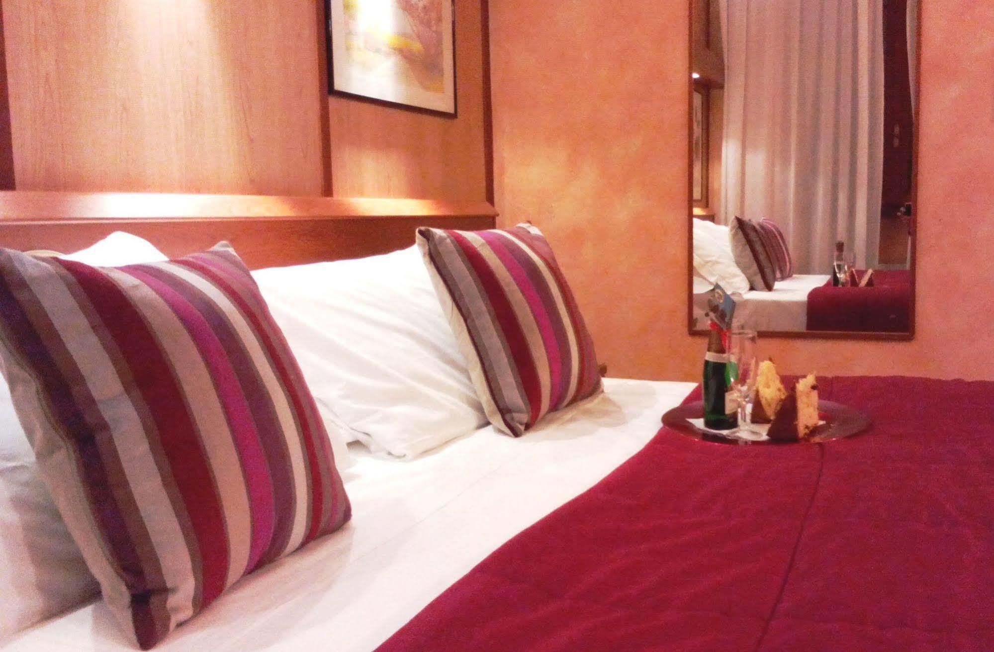 Hotel Motel Ovest Vittuone Bagian luar foto